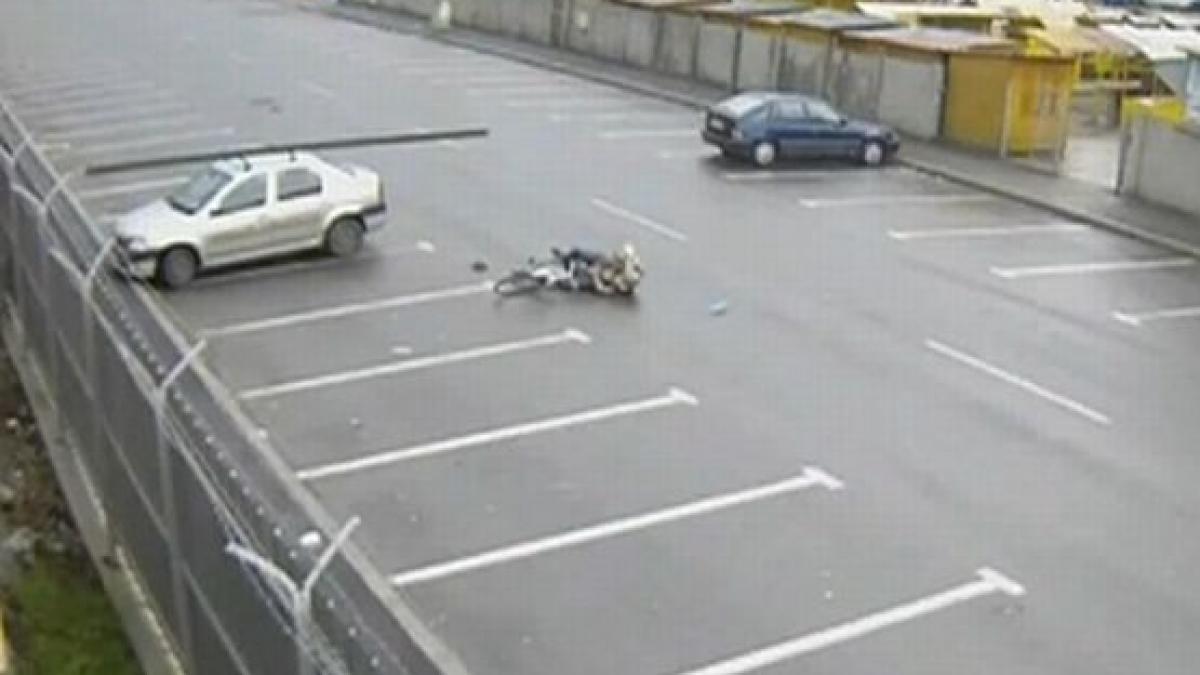 biciclist ranit dupa ce s a lovit la cap de o bara metalica montata pe portbagajul unei masini