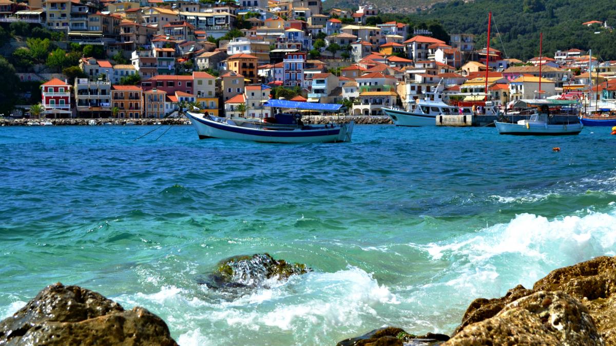 vacanta de vis printre stanci si plantatii de maslini