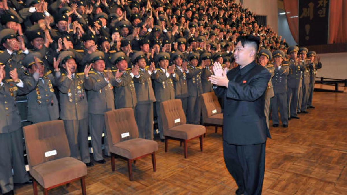 kim jong un catelusul schiop liderul nord coreean surprins in timp ce schiopata la ceremonia in