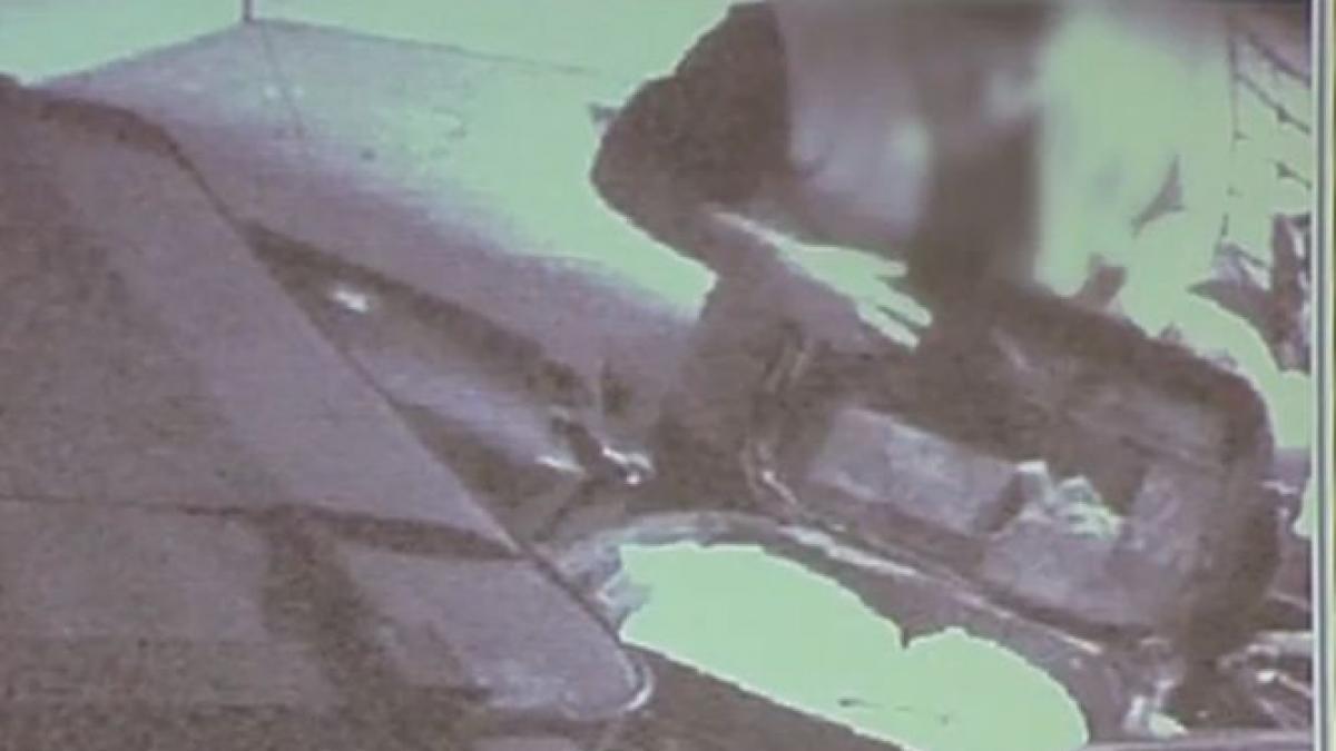 trei angajati ai unei companii aeriene retinuti pentru furt din bagaje