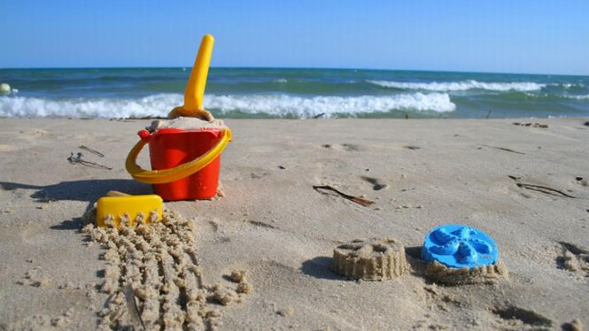 comoara piratilor doi copii care se jucau pe plaja au scos din nisip 2 5 kg de marijuana