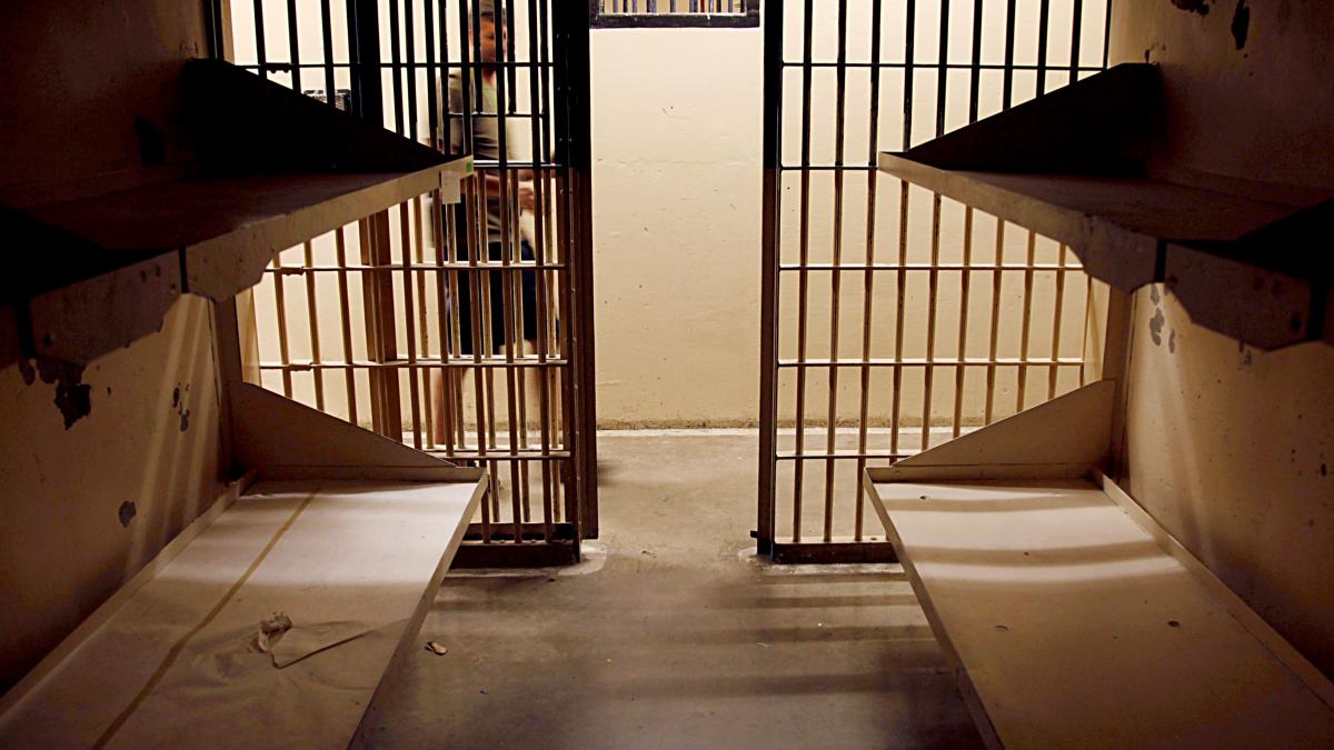 interlopul eliberat din greseala a parasit romania cu bani de buzunar a primit inapoi banii pe care