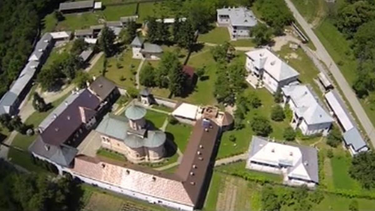 romania la inaltime imagini spectaculoase cu manastirea polovragi un monument de arta feudala