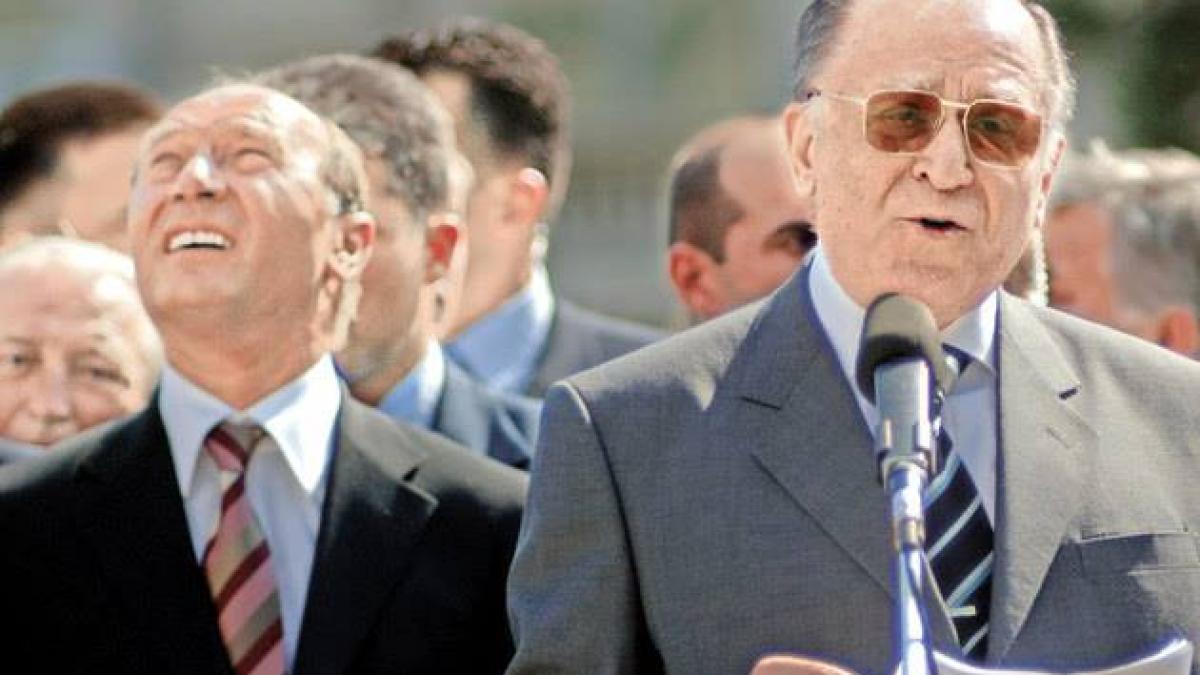 deziluzia optica iliescu nu fi trist si basescu i comunist