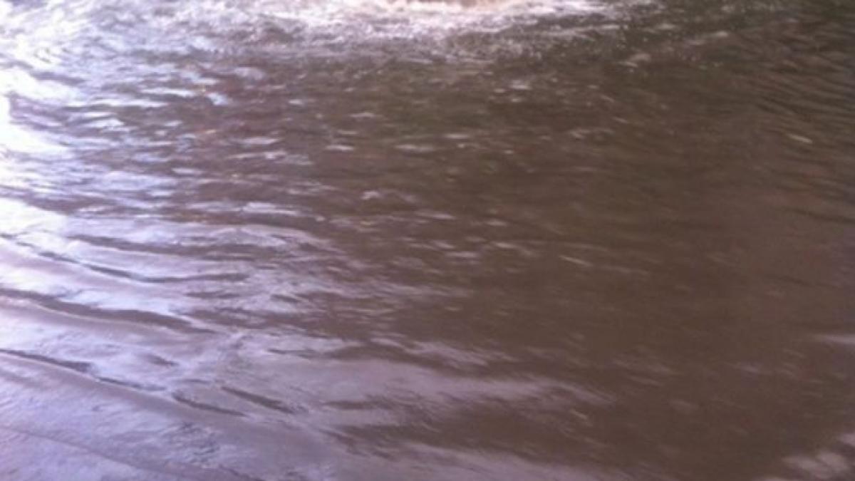 inundatii pe strazile din municipiul barlad si in localitatea popeni sistemul de canalizare a cedat