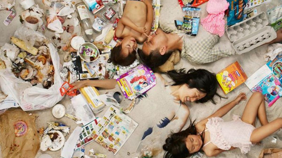oameni intinsi pe gunoaie fotografii socante despre cata mizerie producem in 7 zile