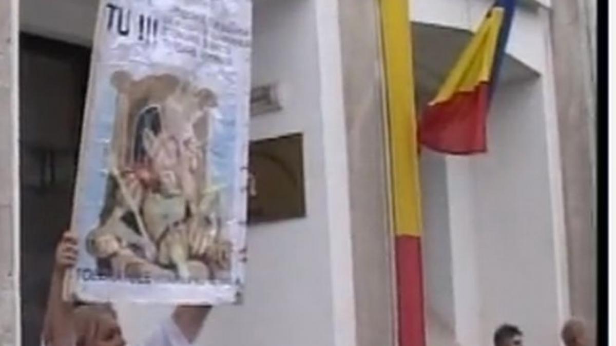 pensionara amenintata pentru lozinci anti basescu