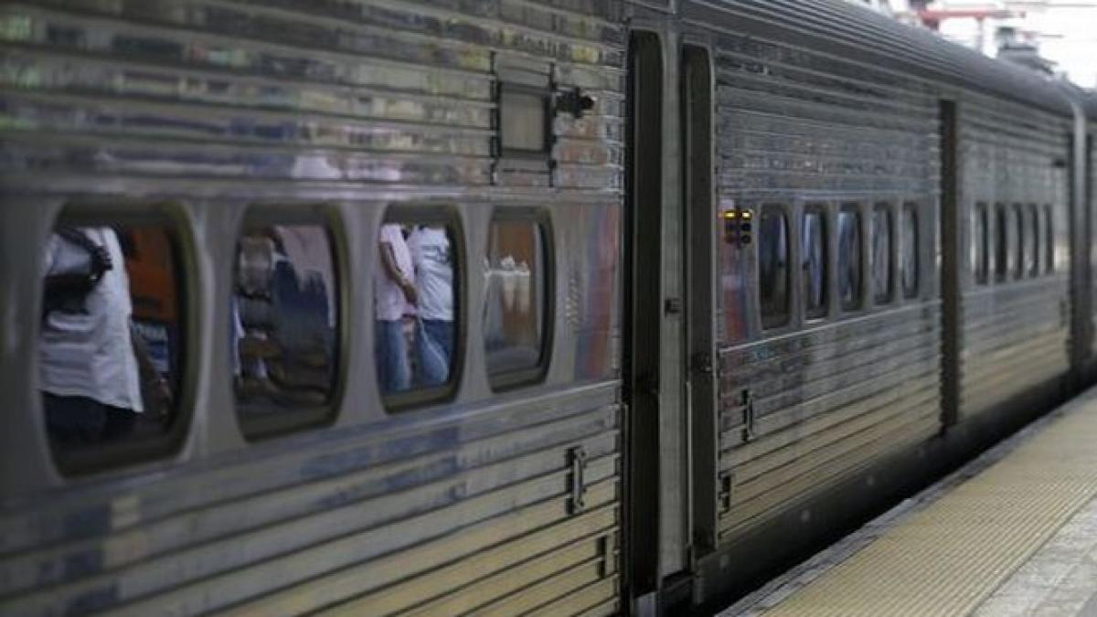 200 de pasageri au fost evacuati dintr un tren deraiat in new jersey 4 persoane sunt internate in