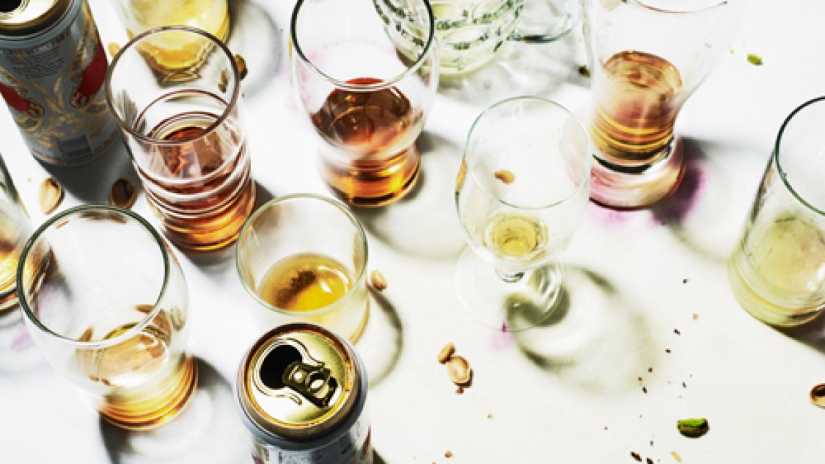 5 semne ca ai o problema cu alcoolul si ar trebui sa te opresti