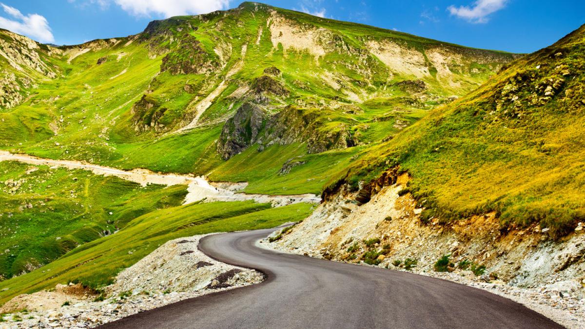 zece drumuri de poveste din romania cand te uiti in zare ti se taie respiratia