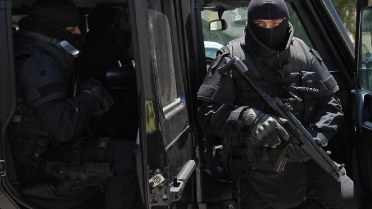 cel mai cautat terorist grec a fost impuscat si retinut pe strazile din atena doi turisti au fost