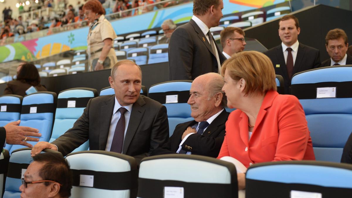 conturile de facebook ale lui francois hollande si angela merkel luate cu asalt de ucraineni danke