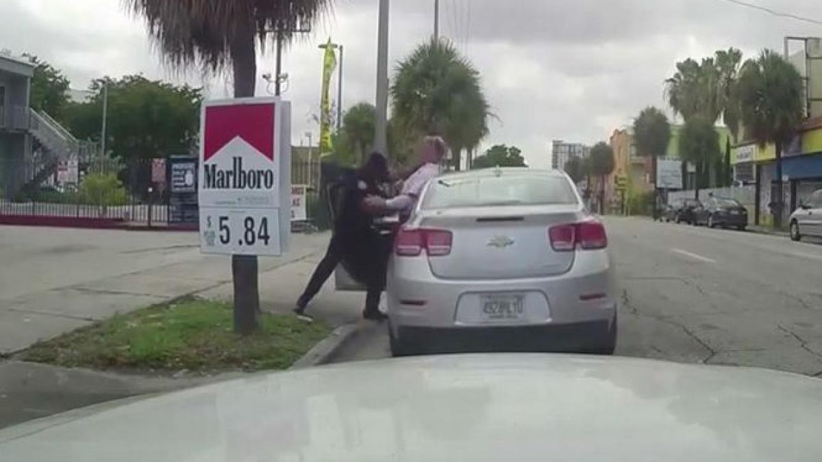 un altfel de miami vice doi politisti s au luat la bataie in mijlocul strazii