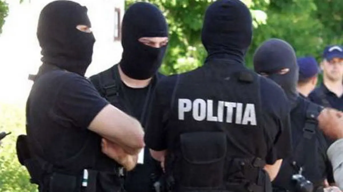 arges arme si aparatura ridicate de la domiciliile unor persoane suspectate ca au comis furturi si