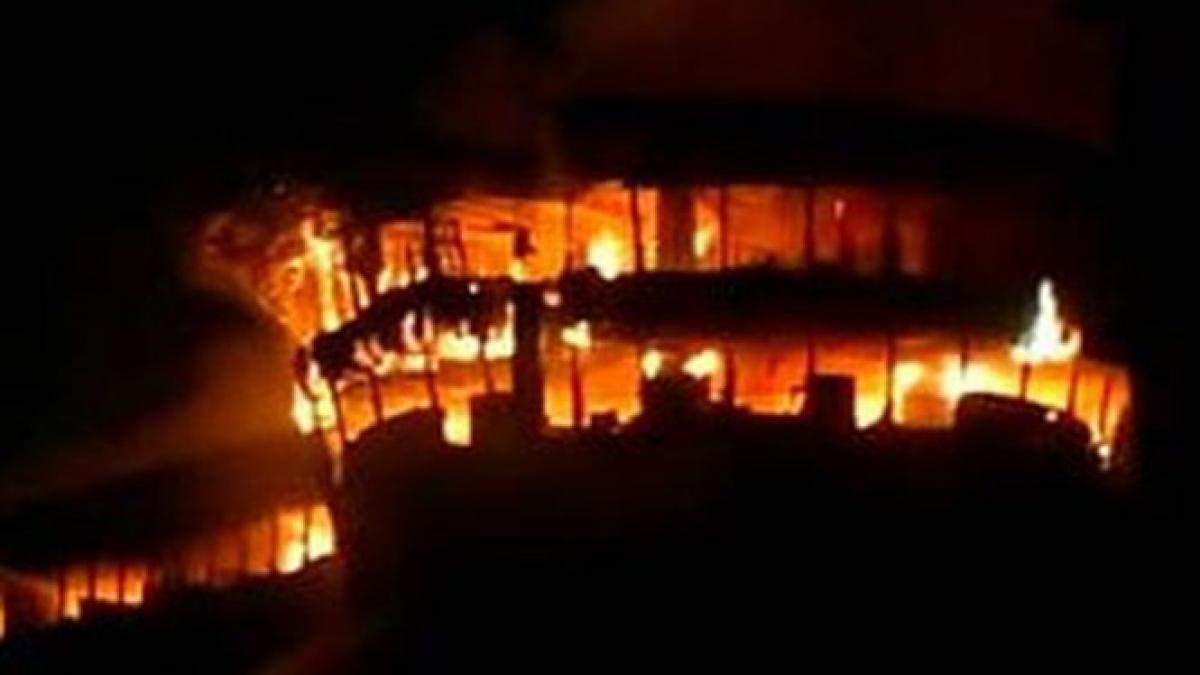 un mall din mumbai a fost cuprins de flacari pompierii au ramas blocati pe terasa cladirii