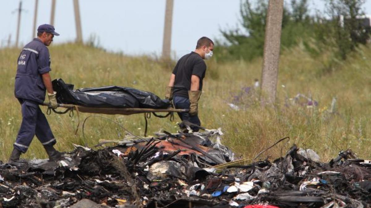anchetatorii olandezi au examinat cadavre ale victimelor zborului mh17 in gara de la torez