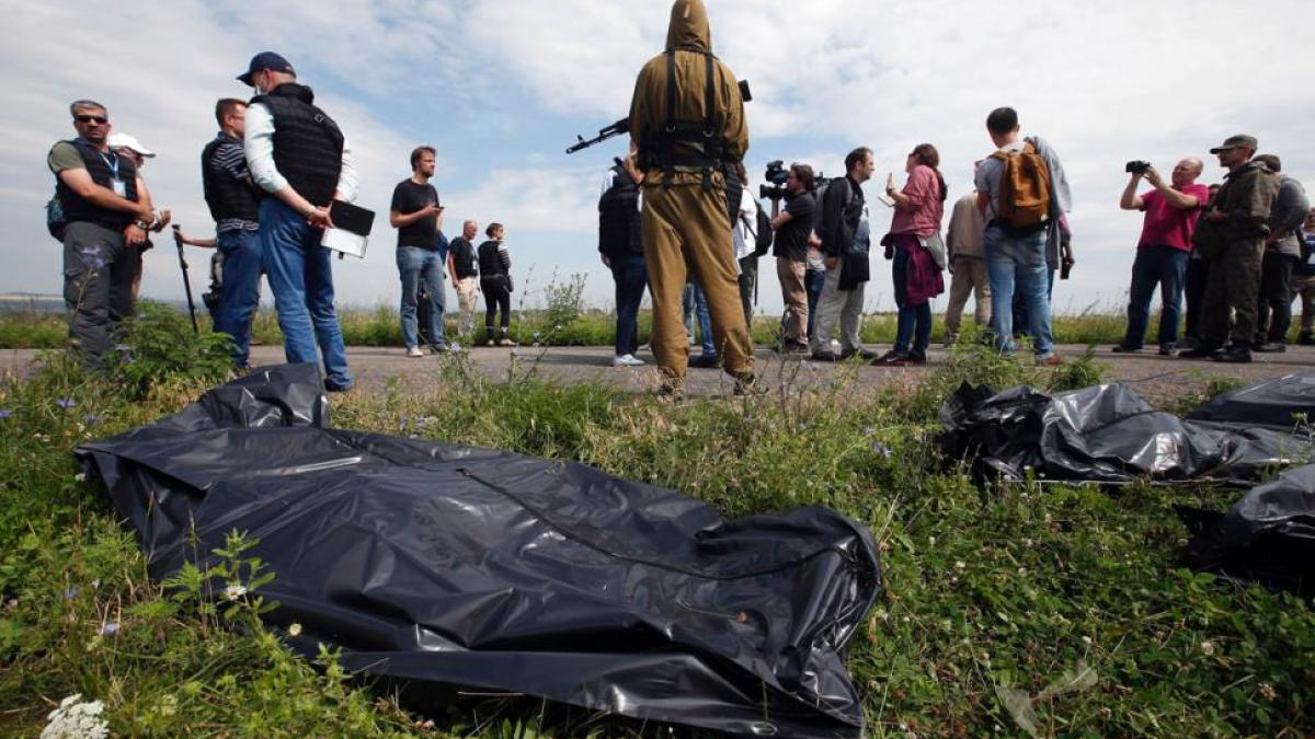 este infiorator ce se intampla la locul tragediei aviatice rebelii isi bat joc de cadavrele