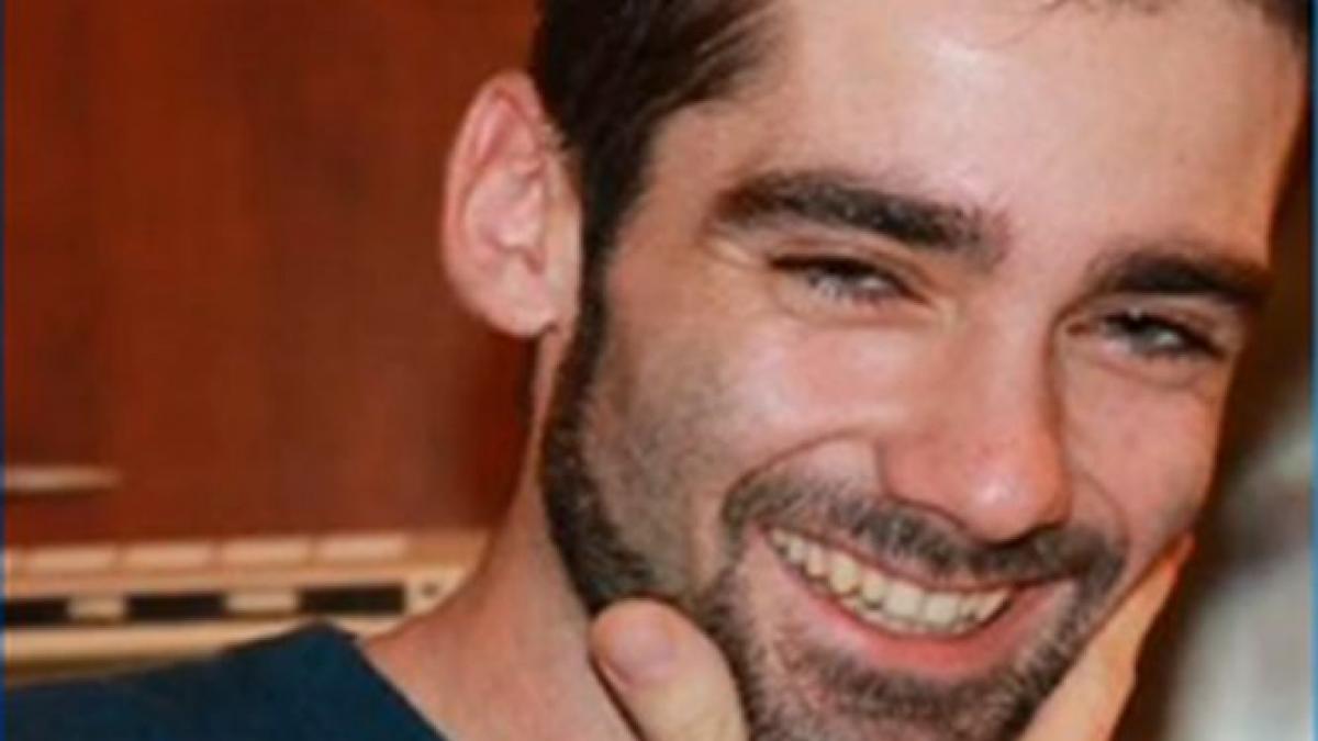 omagiu pentru romanul mort in catastrofa aviatica din ucraina zeci de oameni au venit pentru a