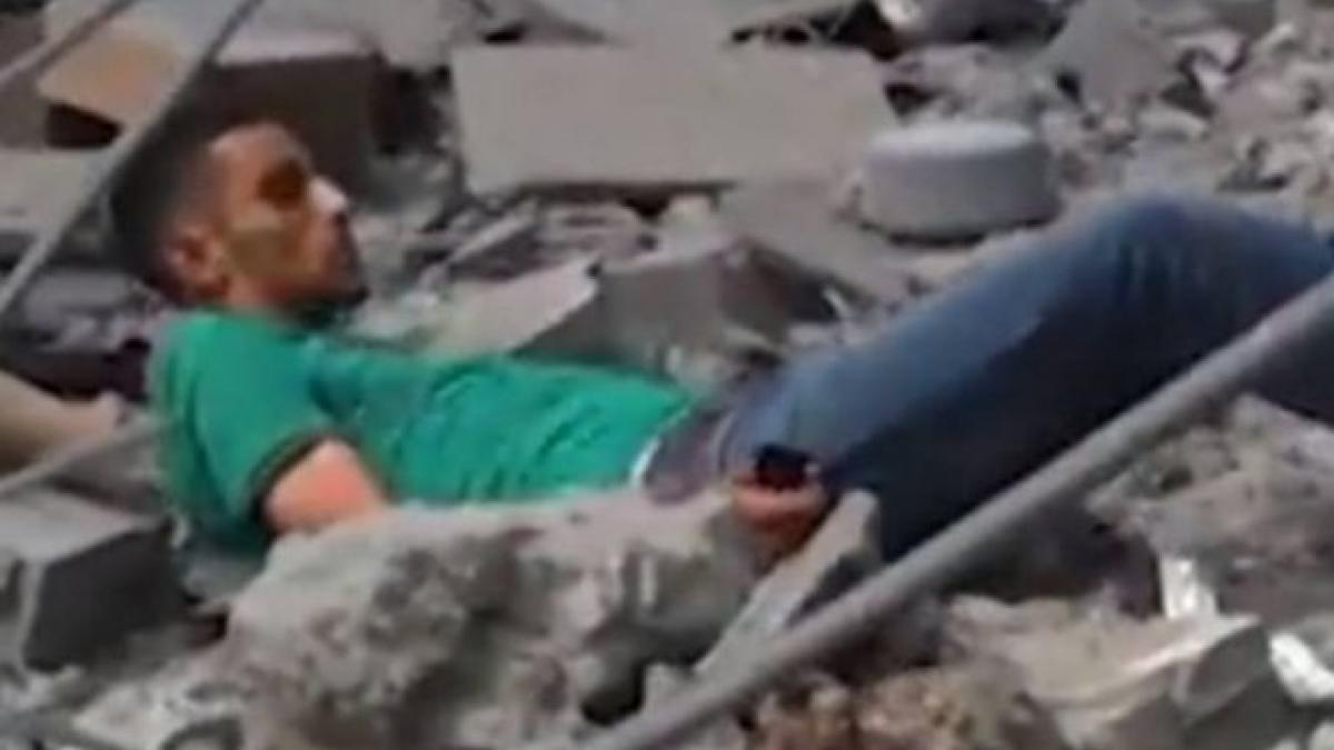 atentie imagini socante un palestinian care isi cauta familia sub ruine este impuscat de lunetisti