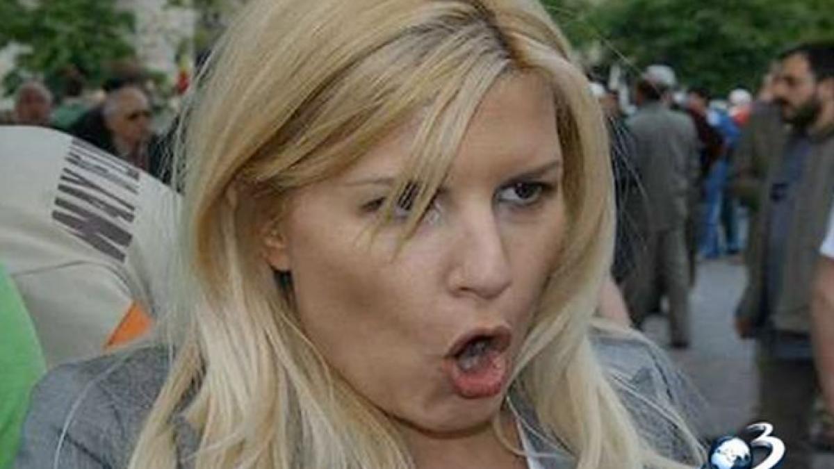 mircea badea si a schimbat coverul paginii de facebook mi se pare o poza sugestiva