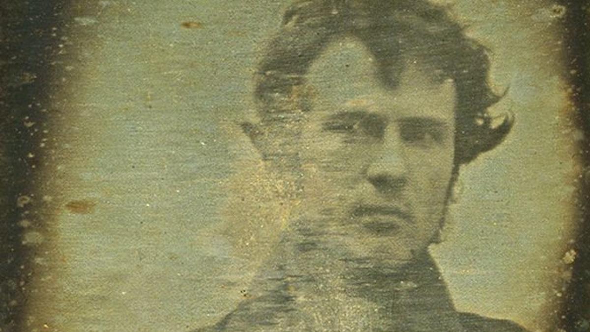 moda selfie urilor a inceput in 1839 primul selfie din istorie si primul selfie realizat in spatiu