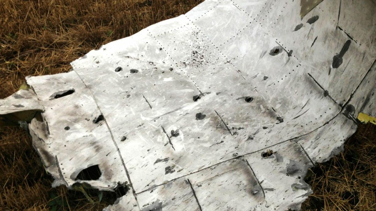 resturile mh17 ofera indicii despre racheta care a provocat dezastrul aerian