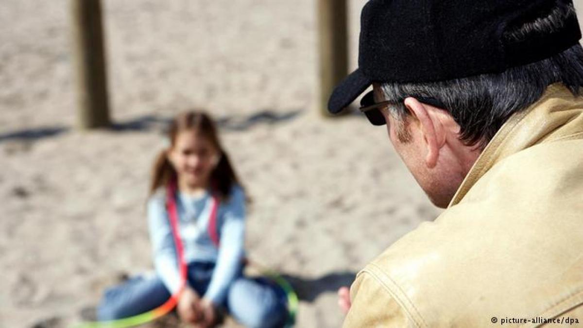 un barbat acuzat de pedofilie a fost lasat in libertate de judecatori el spune ca ar fi victima