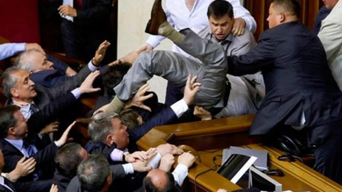 parlamentul din ucraina ring de box politicienii si au impartit pumni si injurii