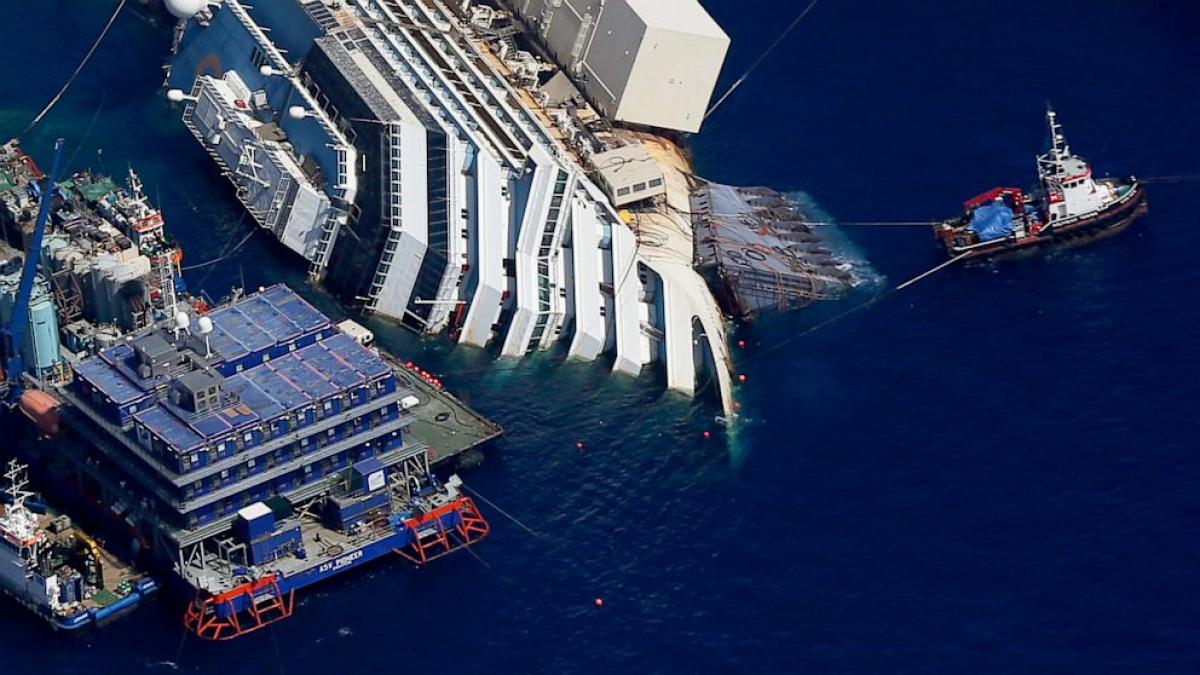 epava costa concordia a pornit in ultima sa calatorie nava a fost urnita spre genova unde va fi