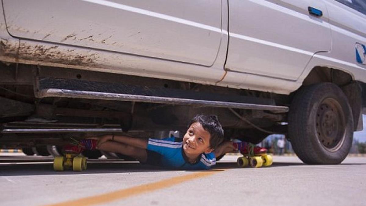 la sase ani un indian a fost declarat cel mai flexibil copil din lume vezi ce poate face