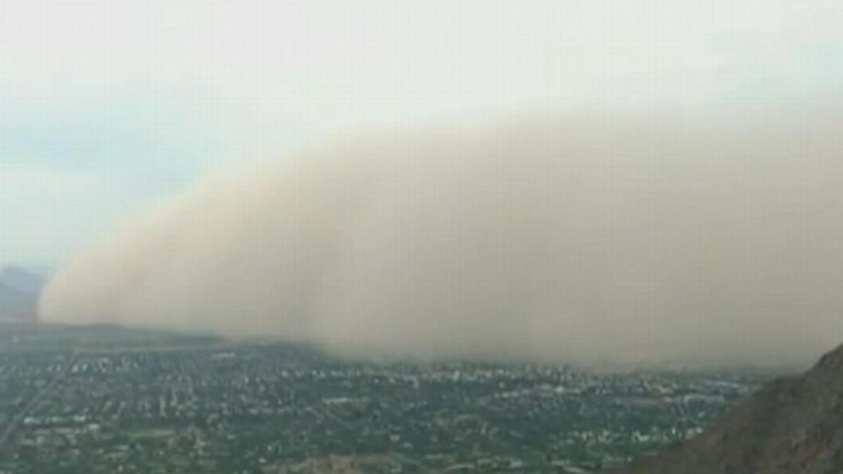 o puternica furtuna de nisip a lovit orasul pheonix din arizona mii de case au ramas fara curent