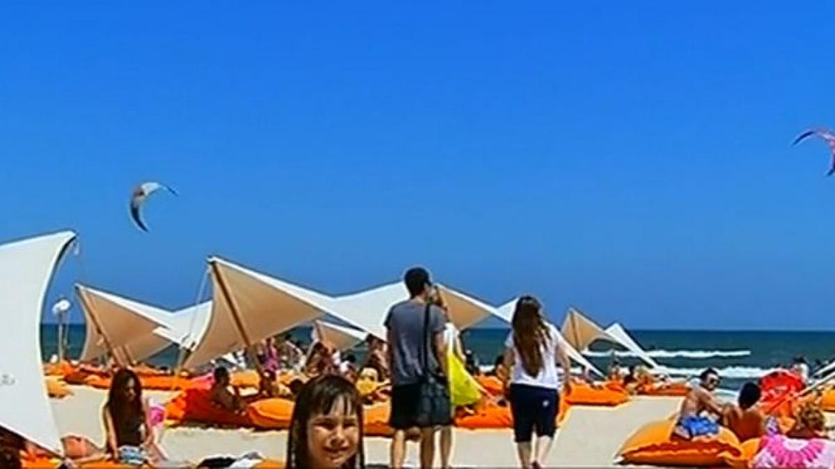 zeci de mii de romani au umplut statiunile de la malul marii