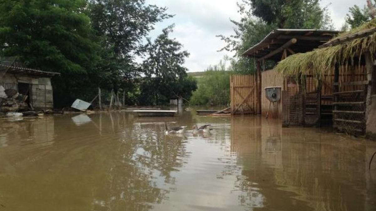 cod portocaliu de inundatii pe mai multe rauri din tara