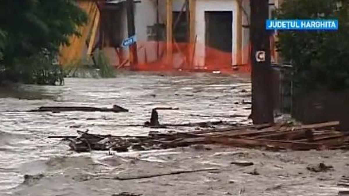 sute de gospodarii inundate in urma ploilor torentiale