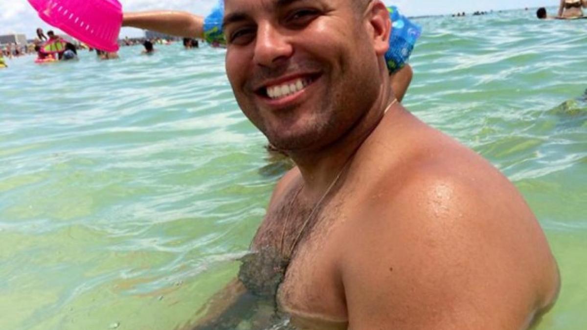 ce i s a intamplat acestui barbat la cateva minute dupa ce a facut aceasta fotografie pe plaja