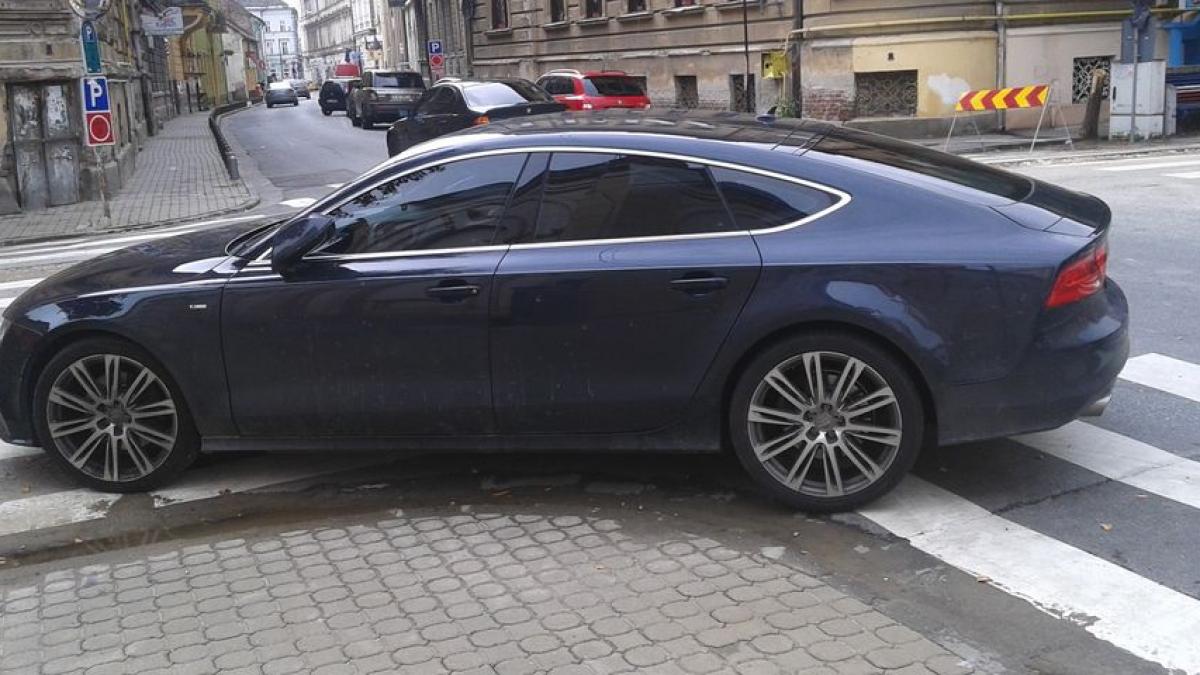 legea nu este facuta fie respectata de ei a cui este masina parcata pe doua treceri de pietoni