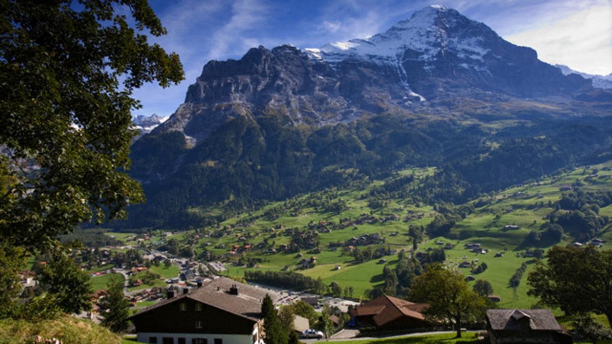 romanii au fugit de canicula din marile orase la munte zona bran moeciu plina de turisti