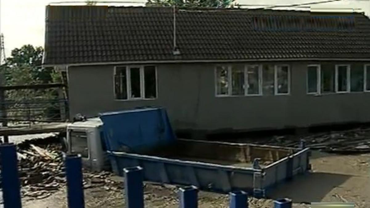 casa cu etaj ingropata in ape parterul casei nu se mai vede