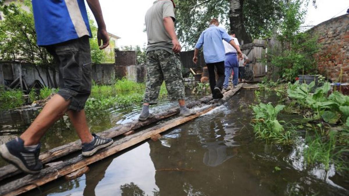 mii de oameni se tem de furia apelor dragnea orasul brezoi din judetul valcea este inconjurat de