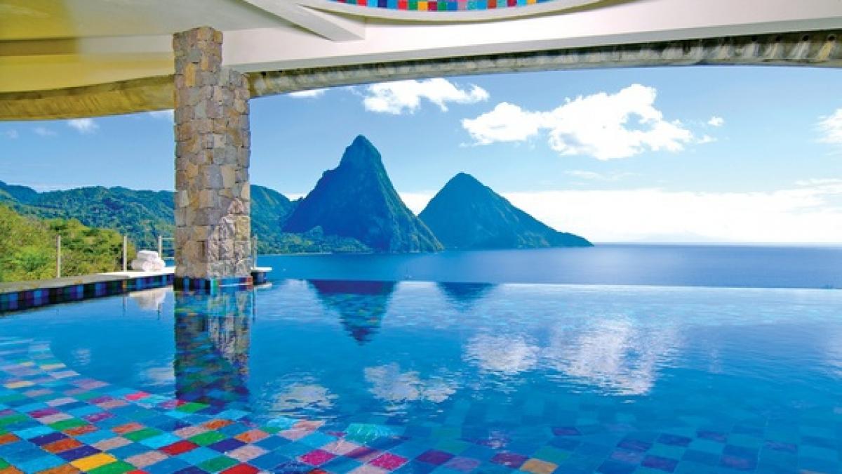 acestea sunt cele mai spectaculoase piscine din lume ai impresia ca se varsa in mare