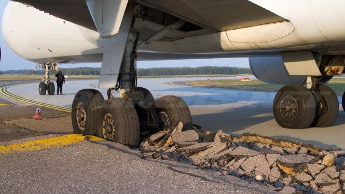 avion topit de caldura in rusia rotile aeronavei s au scunfundat 15 cm in asfalt