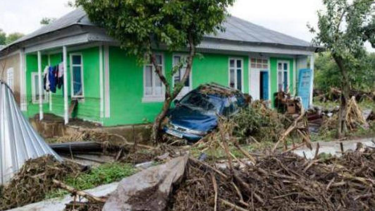 gospodarii si autoturisme distruse de viitura in prahova apa a maturat tot nu mai gasim nimic