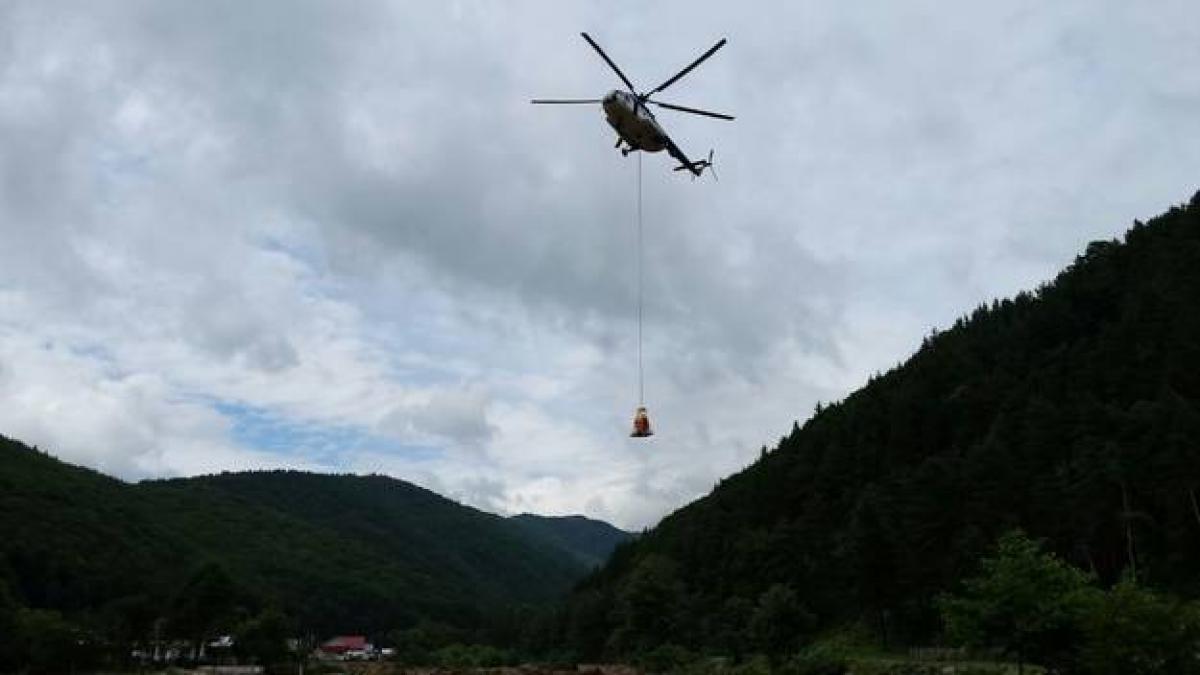 in valcea localitatea vaideeni maturata de viitura oamenii salvati cu elicopterul de furia apelor