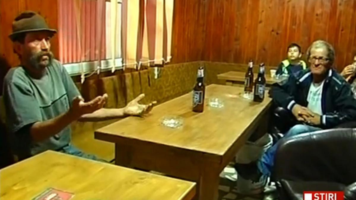 intr o localitate din caras severin oamenii au asteptat viitura la crasma din sat