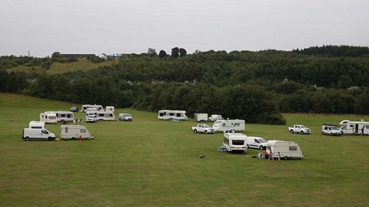 tabara de romi pe un teren de fotbal din anglia