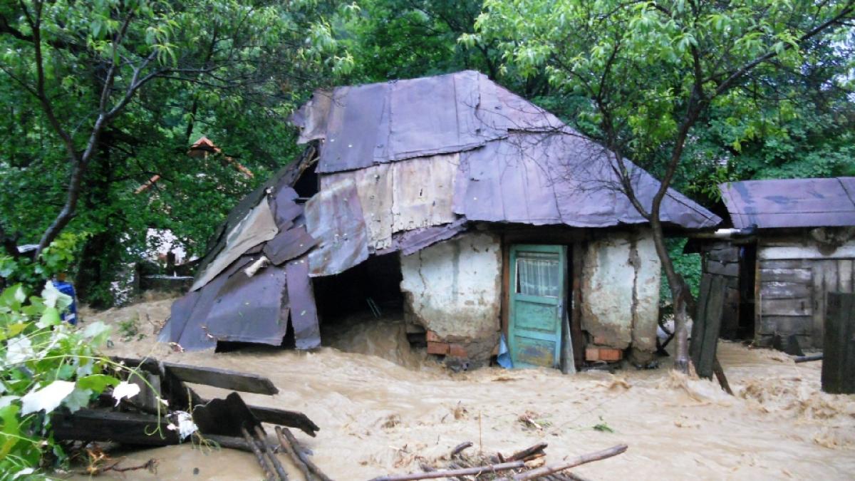 apele incep sa se retraga iar ploile au incetat dar abia acum se vede dezastrul sute de locuinte