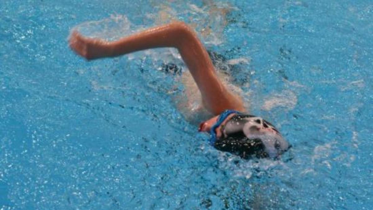 fetita accidentata la bazinul de inot din sibiu externata ea va face recuperare cateva luni