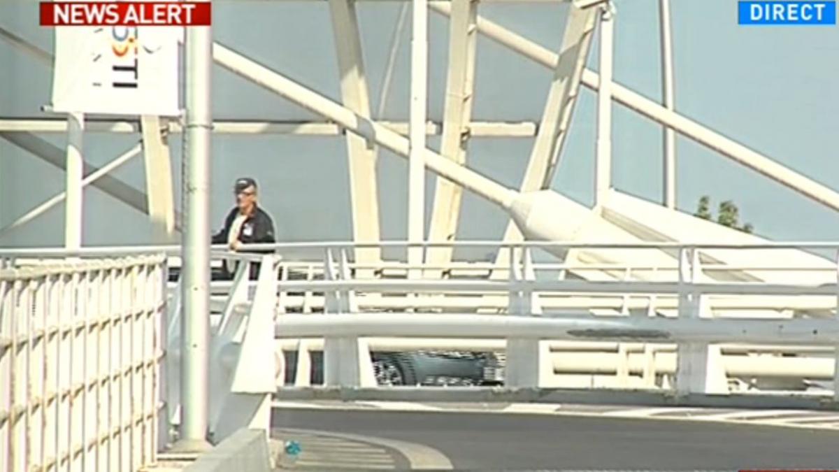 protest extrem in capitala unde barbat ameninta ca se arunca de pe podul basarab