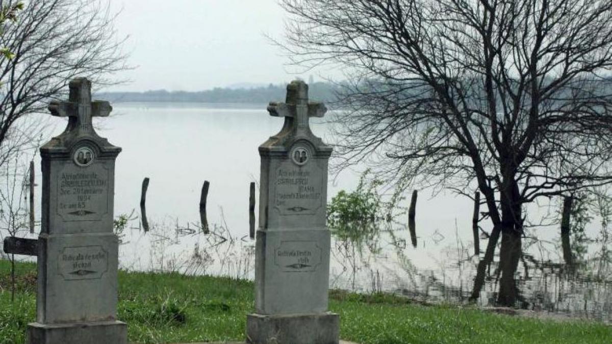 viitura care a lovit comuna bascov a distrus cimitirul din localitate