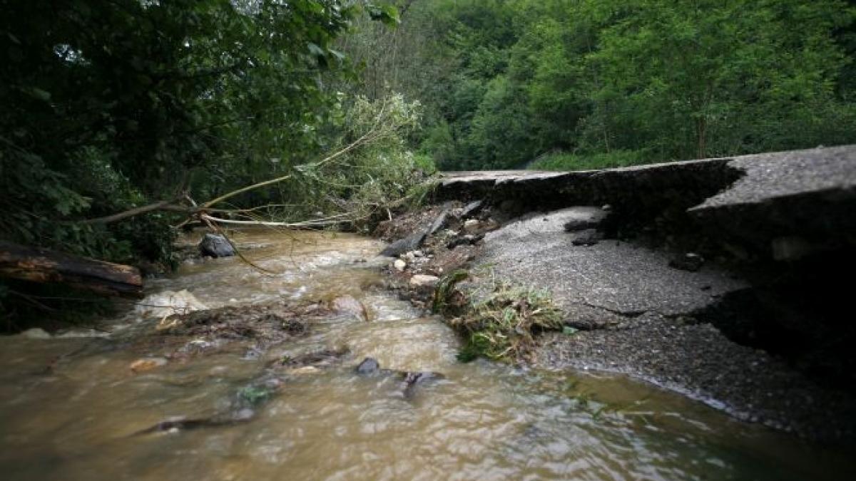 in asteptarea viiturii cod portocaliu de inundatii pe raul moravita si cod galben pe barzava